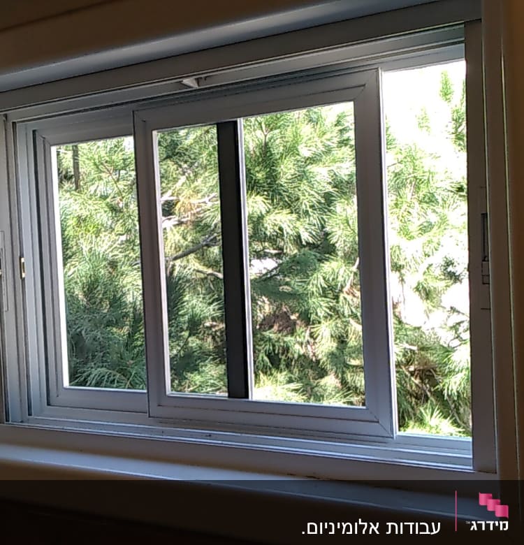 חלון אלומיניום עם מסגרת לבנה